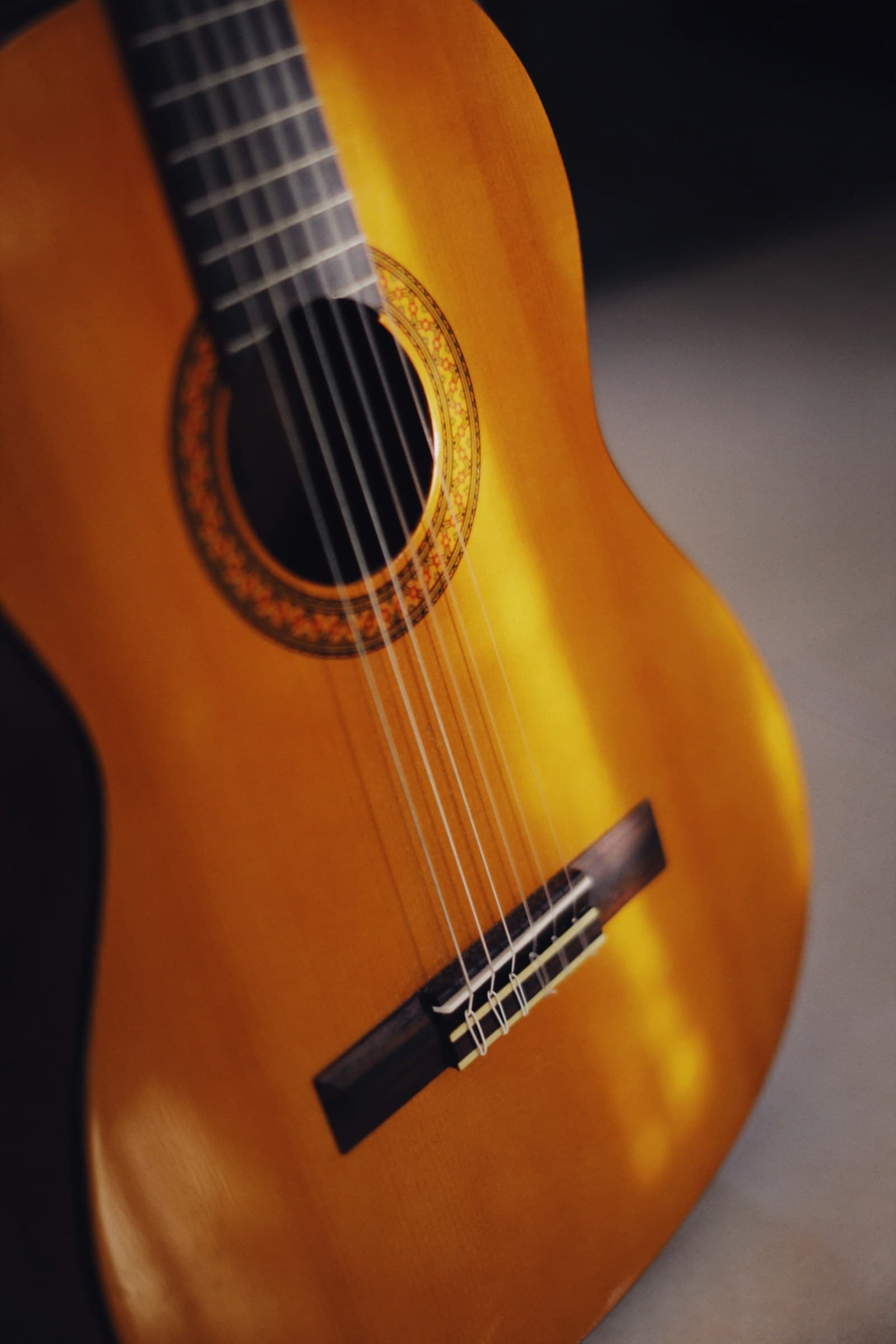 Brown acoustic guitar