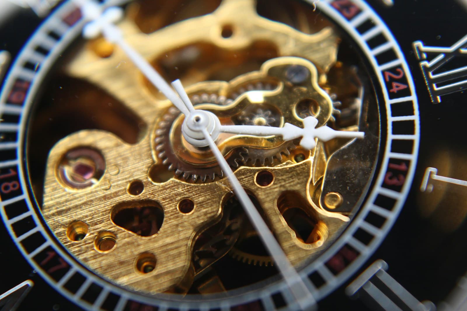 Gold mechanical wristwatch